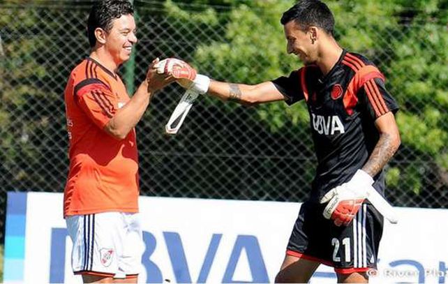 El ex lateral de Newells participó de una práctica de fútbol reducido junto a Teo Gutiérrez