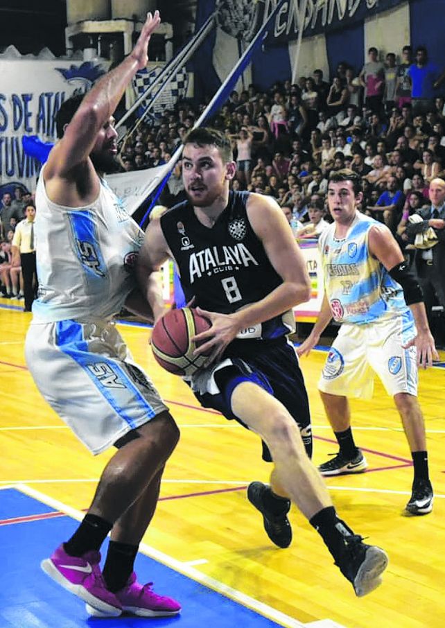 Al ataque. Maxi Yanson encara hacia el aro de Regatas. Con su aporte no alcanzó.
