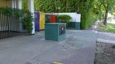 Prevención. En la Escuela Integral de Fisherton se pintaron marcas en el ingreso para garantizar la distancia social. Prevención. En la Escuela Integral de Fisherton se pintaron marcas en el ingreso para garantizar la distancia social.