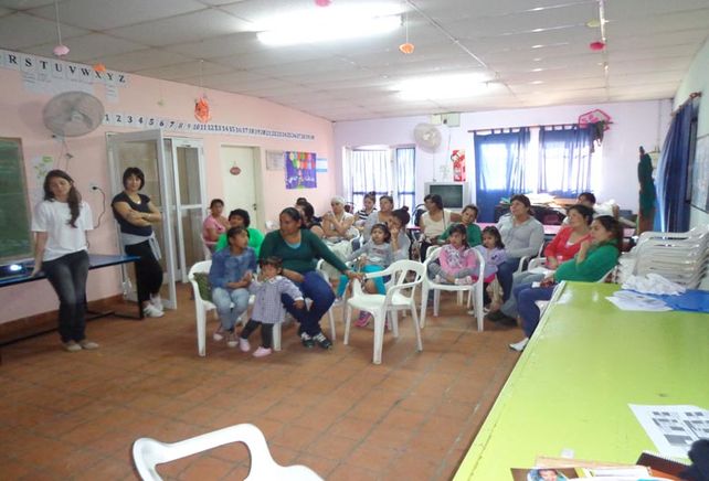 Atentos. Madres e hijos participan activamente de las propuestas que les hacen los profesionales de la fundación.