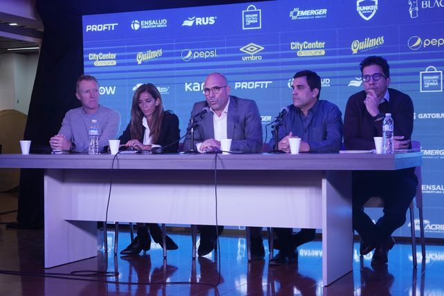 Gonzalo Belloso, en el centro de la mesa, junto a Lussenhoff, Cristinziano, Colabianchi y Solá.