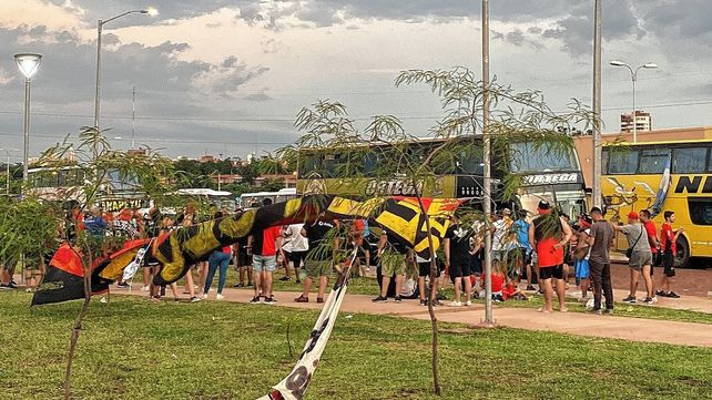 Colón: Enojo en hinchas por el trato de la policía Paraguaya