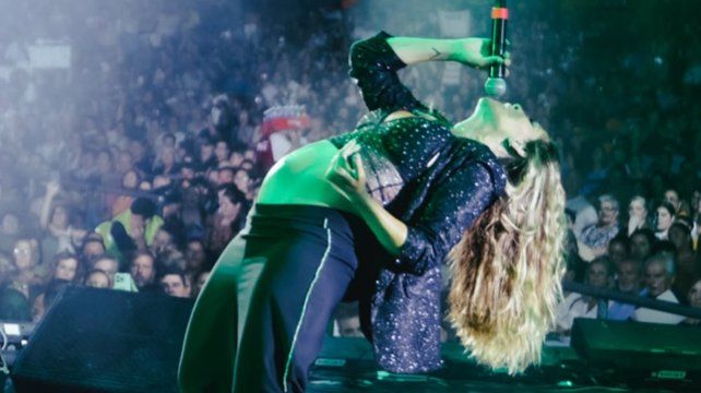Jimena Barón arriba del escenario luciendo su pancita&nbsp;