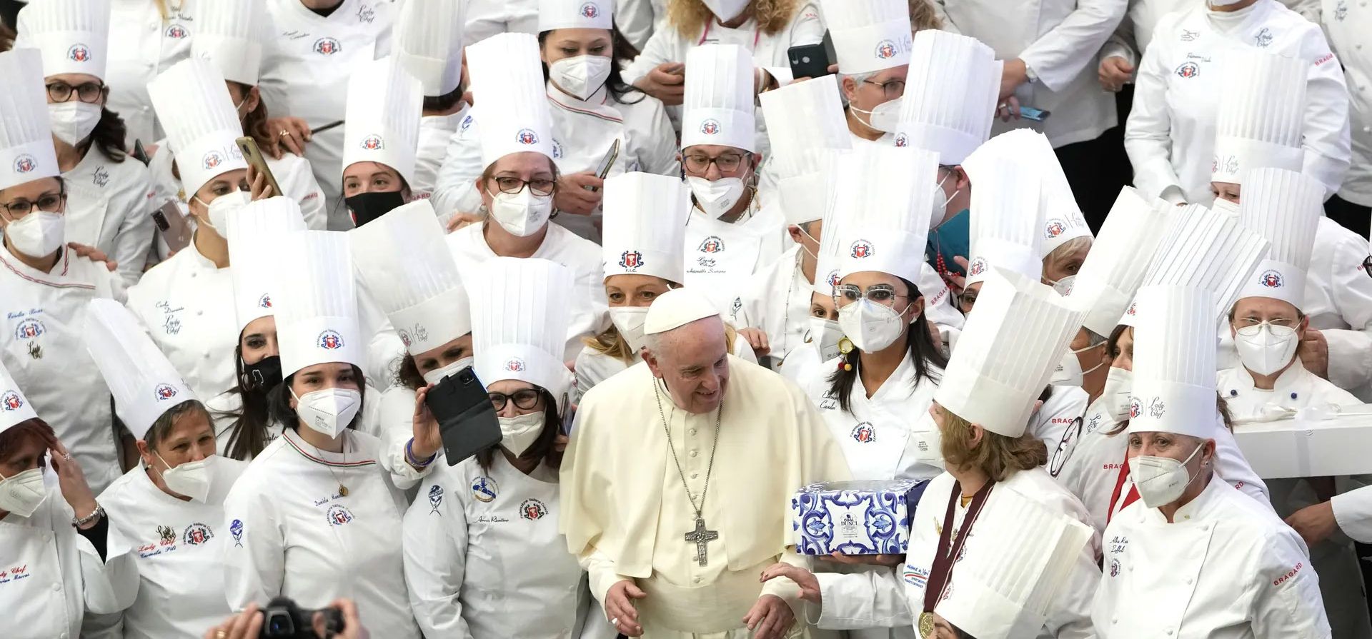 El Papa Francisco posa con los miembros de la Federación Italiana de Cocineros al final de su audiencia general semanal. Foto: AP