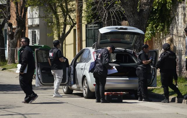 El auto que usaron los delincuentes que balearon al policía apareció abandonado a pocas cuadras del lugar donde se produjo el hecho