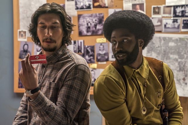 Adam Driver y John David Washington en una escena de la comedia Infiltrado en KKKlan. El filme ganó un Oscar a mejor guión adaptado.