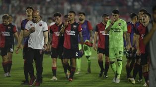 El plantel leproso se retira del césped del Coloso tras sufrir una noche negra ante el Pincha.