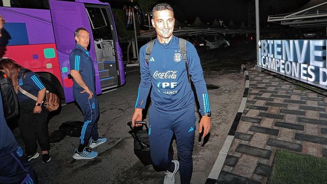 Scaloni y Armani viajaron a Abu Dabi para reunirse con el plantel