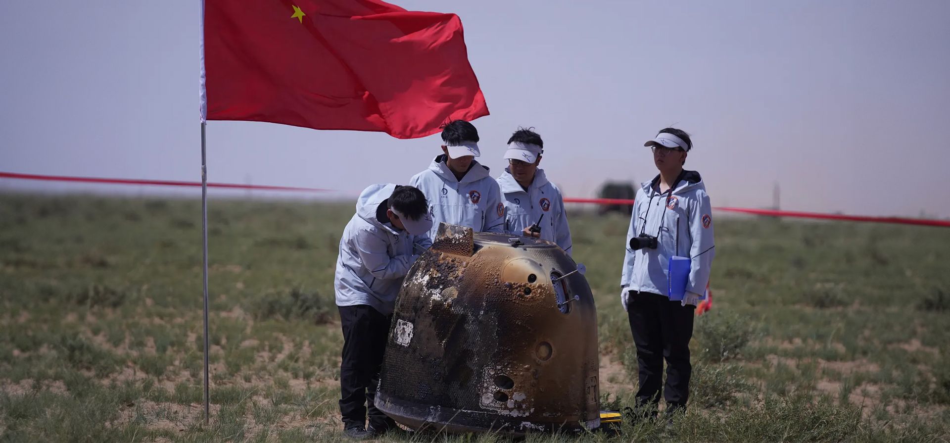 Mongolia Interior, China. Los funcionarios se preparan para recuperar el módulo de aterrizaje de la sonda lunar Chang'e-6 después de que aterrizó con muestras de la cara oculta de la Luna. Fotografía: AFP/Getty Images Mongolia Interior, China. Los funcionarios se preparan para recuperar el módulo de aterrizaje de la sonda lunar Chang'e-6 después de que aterrizó con muestras de la cara oculta de la Luna. Fotografía: AFP/Getty Images