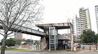Parque Alberdi: retiraron 600 kilos de basura y reforzaron la limpieza en el puente peatonal de 27 de Febrero