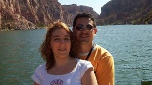 Un hombre mató a la mujer delante de su hijo de ocho años y llamó al 911