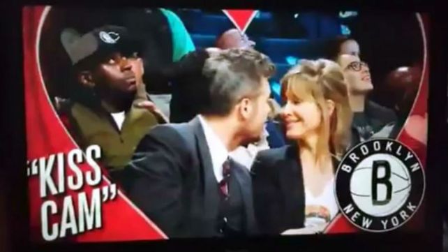 Tinelli le estampó un apasionado beso a Guillermina al ser captado por la Kiss Cam
