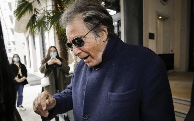 Al Pacino, miembro del elenco de una película de Ridley Scott basada en la historia del asesinato de Maurizio Gucci en 1995, filmada en Milán, sale del Palazzo Parigi en Milán.