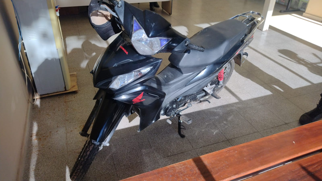 En esta moto se desplazaba Giovani antes de ser secuestrado, asesinado y luego "quemado" en las afueras de la Esmeralda del Sur.