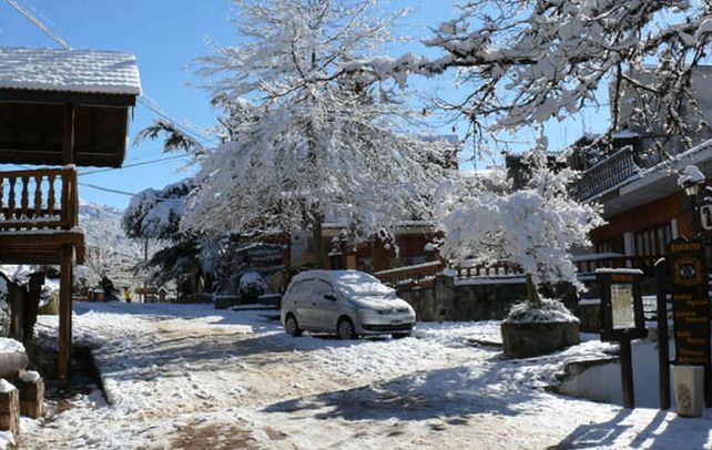 Una postal. La Cumbrecita (valle de Calamuchita) amaneció ayer bajo un manto de nieve.