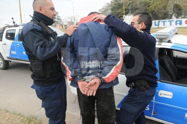 Arrestan a dos arrebatadores luego de una persecución policial