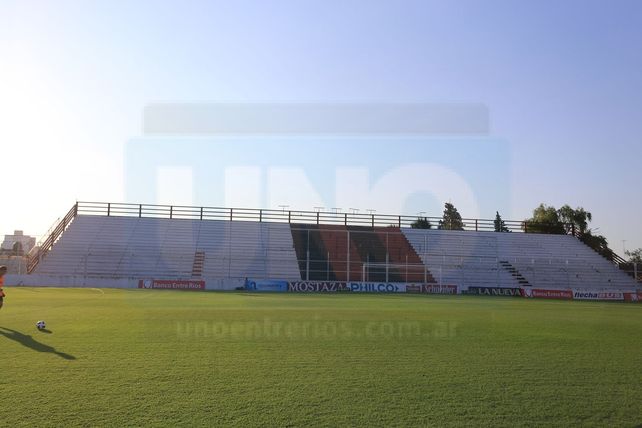 La tribuna Grella seguirá clausurada para el público.