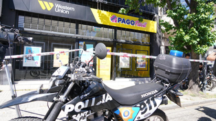 Policía de Santa Fe en el lugar donde se produjo el multimillonario robo. Fue en un local de Pago Fácil en Echesortu.