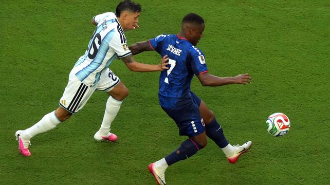Nahuel molina trata de sacársela a &nbsp;Jovane Cabral. Argentina y Cabo verde juegan en Miami.
