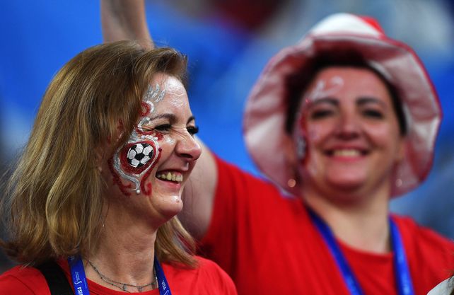 En fotos: las postales con hinchas argentinos alentando en el partido decisivo contra Polonia