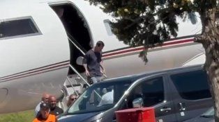 Messi volvió al país y una multitud de familias y fanáticos lo recibió en el aeropuerto de Sauce Viejo