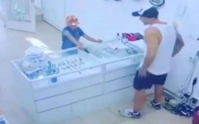 La cámara de seguridad del lugar capturó el momento en el que el niño intenta asaltar el local.