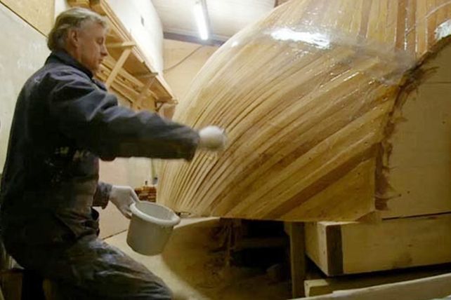 Artista inglés vive en un ¡huevo flotante de madera!