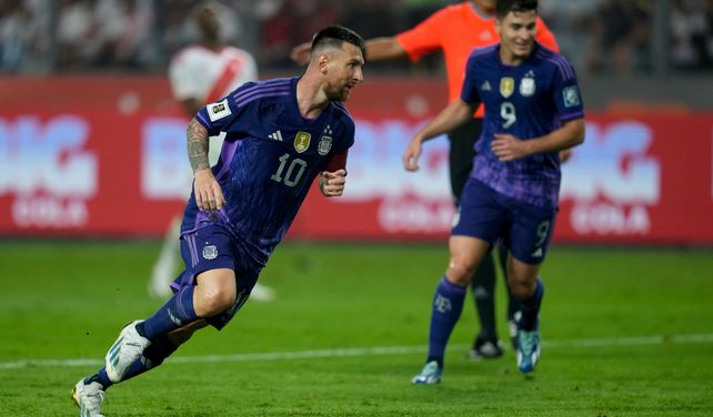 Lionel Messi ya convirtió y corre eufórico en el festejo. Julián Alvarez va rápidamente a su encuentro.