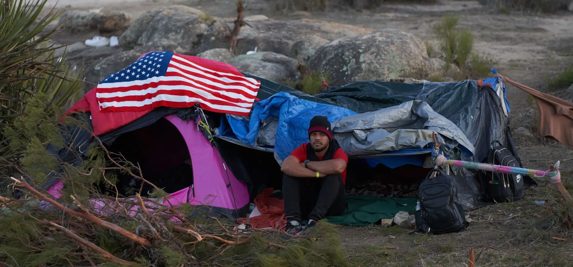 Un hombre se sienta afuera de una tienda de campaña mientras espera ser procesado por la Patrulla Fronteriza de Estados Unidos en California, Jacumba, Estados Unidos. Fotografía: Allison Dinner/EPA Un hombre se sienta afuera de una tienda de campaña mientras espera ser procesado por la Patrulla Fronteriza de Estados Unidos en California, Jacumba, Estados Unidos. Fotografía: Allison Dinner/EPA