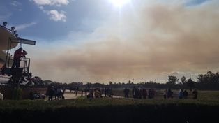El denso humo visto desde el hipódromo de Rosario.