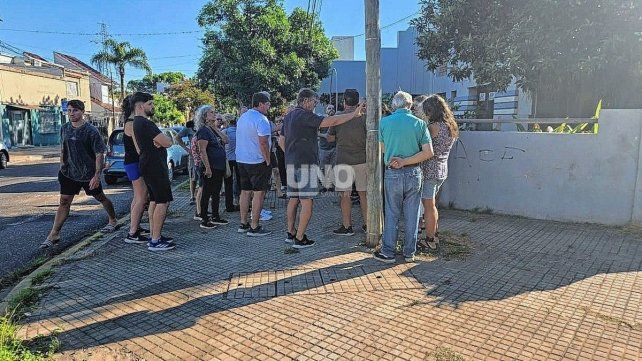 Caminan por los tapiales y saludan: el insólito desenfado de los ladrones en barrio Candioti Sur.