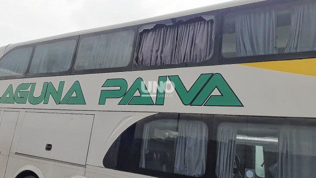 Así quedó el colectivo que transportaba al persona penitenciario atacado a piedrazos.