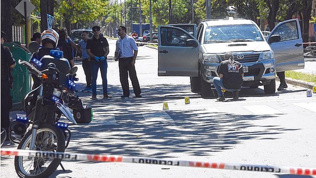 peritos. La camioneta que conduc&iacute;a Rodrigo S&aacute;nchez fue perforada por unos treinta disparos de alto calibre.