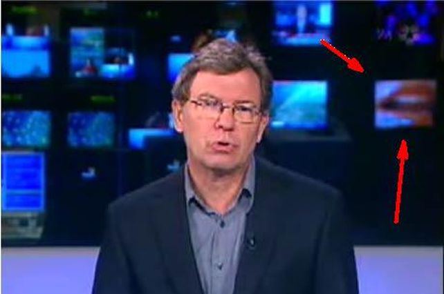 El círculo muestra un monitor de la TV sueca detrás del locutor