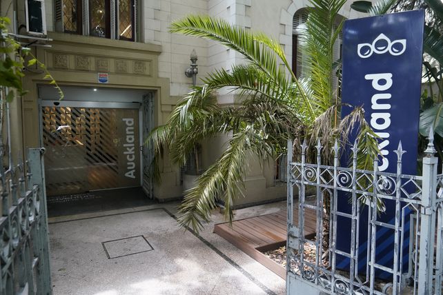 Auckland tiene la sede central en Oroño al 1.100, mientras que tienen oficinas en el aeropuerto de Rosario, en San Nicolás y en Pergamino.