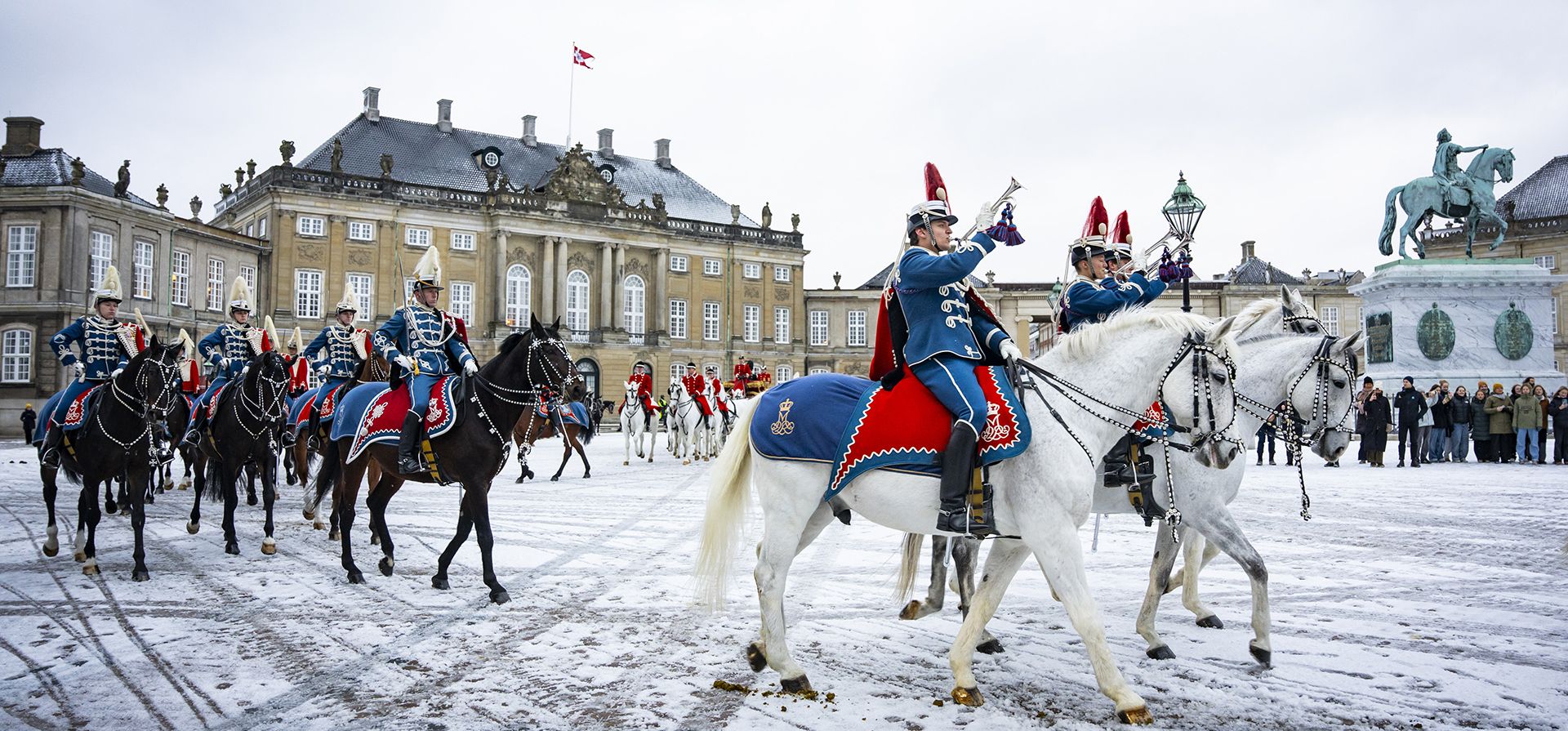 El Regimiento de Húsar escolta a la Reina Margarita de Dinamarca mientras viaja en un carruaje tirado por caballos desde el Palacio de Christian IX, Amalienborg, hasta el Palacio de Christiansborg en Copenhague, Dinamarca, el jueves 4 de enero de 2024. Una de sus últimas celebraciones de Año Nuevo antes de su abdicación a finales de este mes. (Emil Nicolai Helms/Ritzau Scanpix vía AP) El Regimiento de Húsar escolta a la Reina Margarita de Dinamarca mientras viaja en un carruaje tirado por caballos desde el Palacio de Christian IX, Amalienborg, hasta el Palacio de Christiansborg en Copenhague, Dinamarca, el jueves 4 de enero de 2024. Una de sus últimas celebraciones de Año Nuevo antes de su abdicación a finales de este mes. (Emil Nicolai Helms/Ritzau Scanpix vía AP)