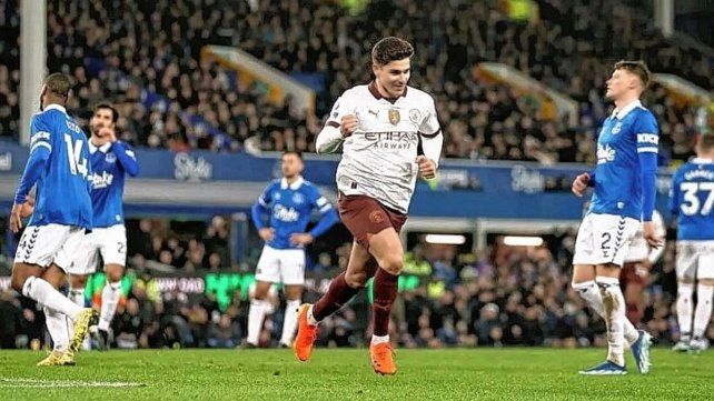 Julián Álvarez anotó de penal en otra victoria de Manchester City por la Premier League.