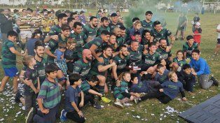 La familia de San Carlos Rugby celebrando el nuevo título alcanzado.