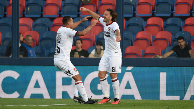 Guillermo May celebra con Gustavo Velázquez el gol ante Tigre