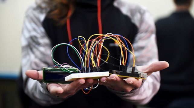 Diseñaron una bicicleta ecológica que tritura plástico para el reciclado