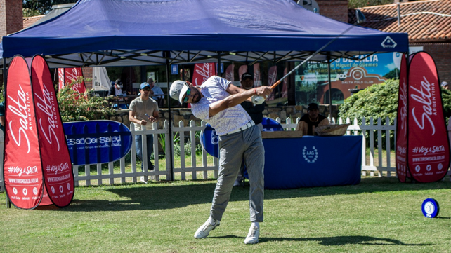 Franco Romero pega desde el tee durante el Abierto de golf de Salta.&nbsp;
