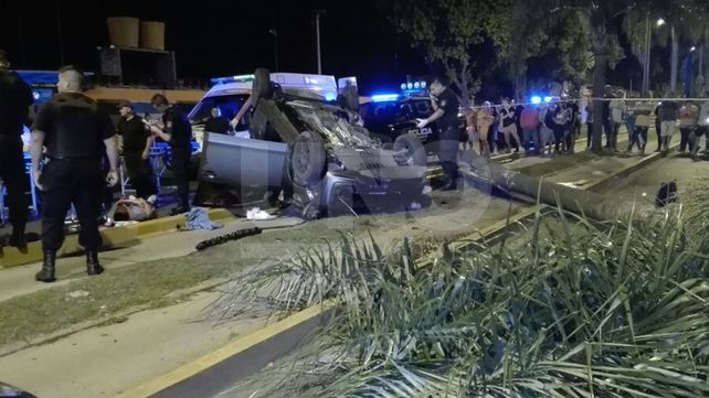 Escaparon de un control policial a toda velocidad, tumbaron y tiraron abajo una palmera