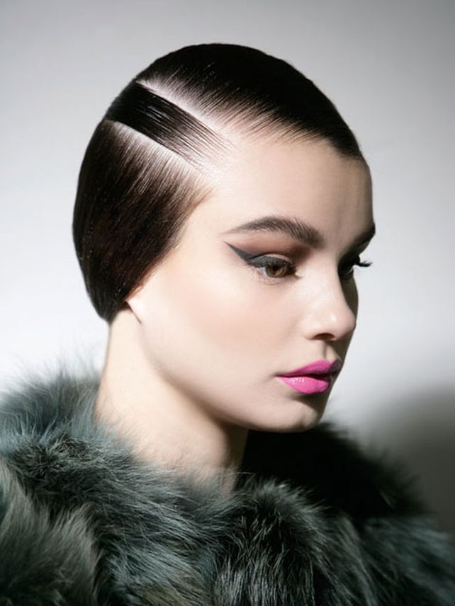 Doble Se dividió todo el pelo en tres franjas: una desde el arco externo de la ceja hasta la oreja izquierda; otra