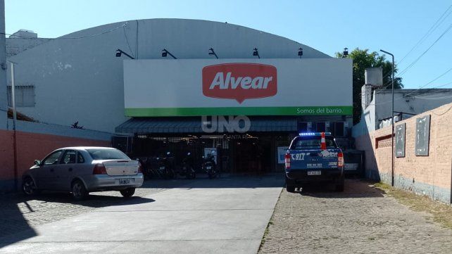 El joven llegó herido y pidió ayuda en un supermercado del barrio