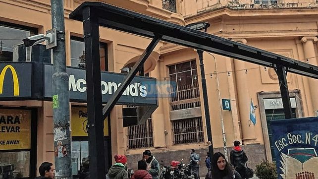Cámaras de seguridad: disputa entre un bar y la Policía por sistema de sombrillas