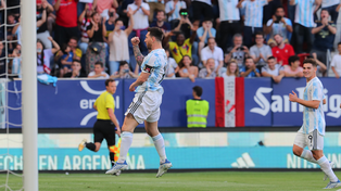 Messi celebra uno de sus goles en el estadio Osasuna de Pamplona.