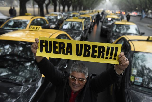 Los taxistas se opusieron al desembarco de la empresa en Rosario.