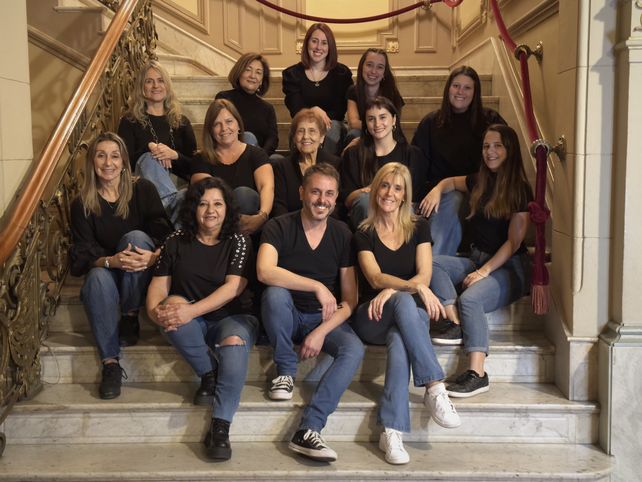 El elenco dirigido por Gonzalo Catalani (centro) está integrado por María Laura Carasatorre