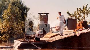 Una canoa de chapa y un remo para sobrevivir el avance del río
