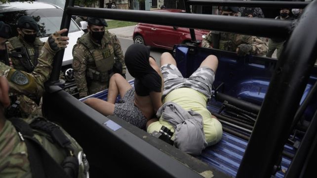 Así se llevaron detenidos a dos personas de uno de los domicilios allanados en barrio Las Flores.&nbsp;